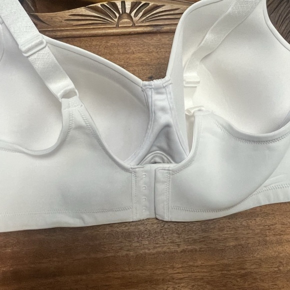 Vanity Fair, Woman Bra, White, Size 44C, Clasp Closure, Adjustable Straps.! - Picture 7 of 9